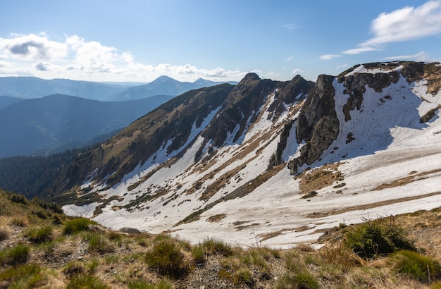 夏の山。屋外の不思議の国やハイキング風景の背景