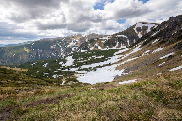 Foto montagne in estate. paese delle meraviglie all'aperto o sfondo del paesaggio escursionistico