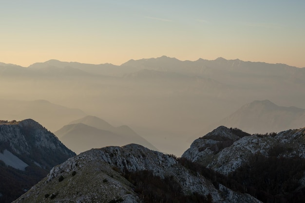 夕暮れ時の山 山の秋の森の風景