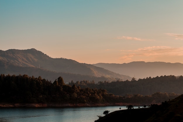 Photo mountains at sunset