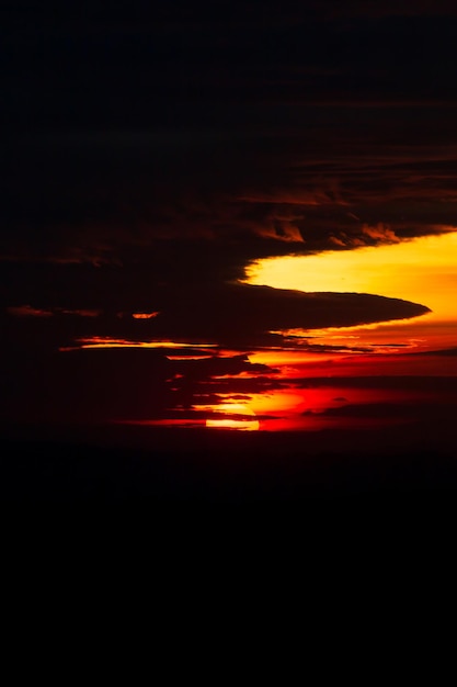 Montagne e tramontotramonto nel parco nazionale di phu kradueng thailandia