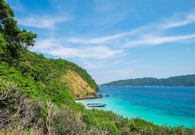 Foto montagne e mare tropicale con cielo blu