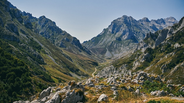 Photo mountains and a valley in spain