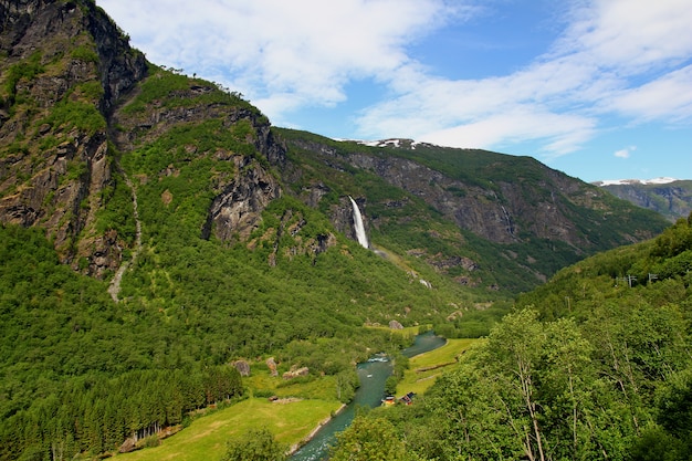 Montagne e valli lungo flamsbana, la ferrovia flam, norvegia