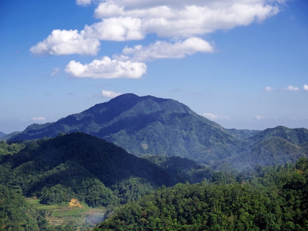 フィリピン、バナウエの山と谷