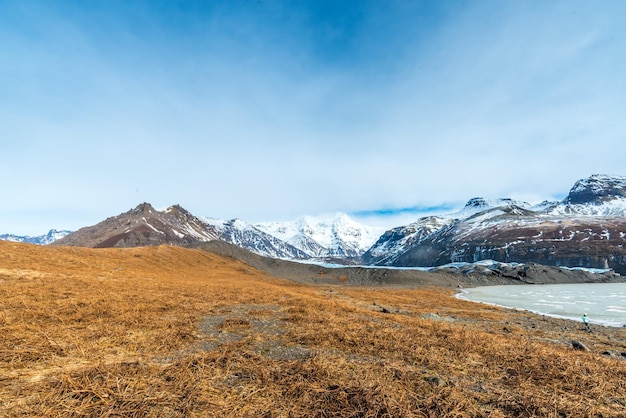 山の谷はアイスランドの氷河の近くの湖と牧草地を凍らせました