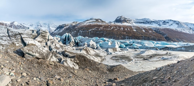 アイスランド旅行で非常に有名なランドマークである氷の洞窟の入り口の周りの山の谷と火山