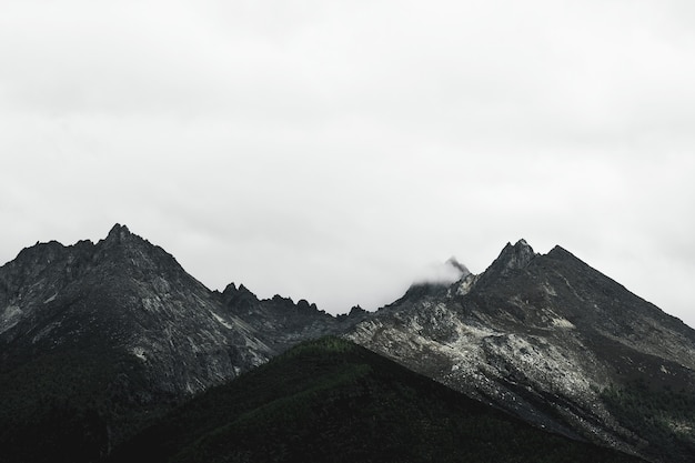 写真 daocheng郡の山々の景色