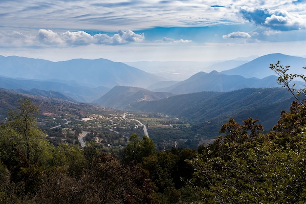 Photo mountains and village on cloudy day