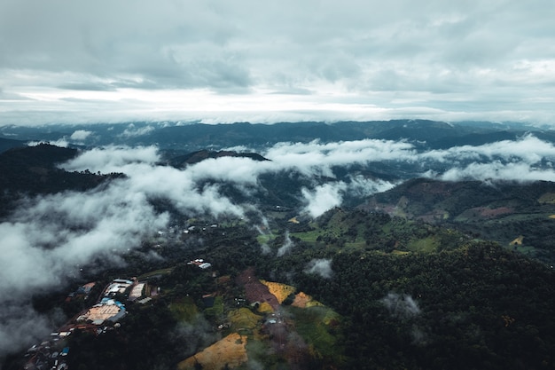 丘の上の山や村、自然の風景