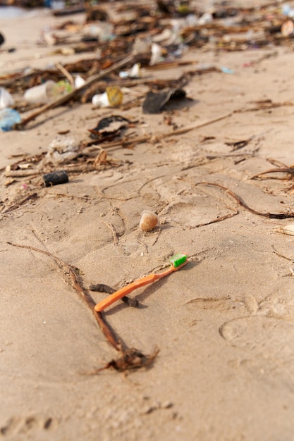 밀물 후 모래사장에 산처럼 쌓인 쓰레기와 쓰레기 인류가 바다를 오염시키고 있다