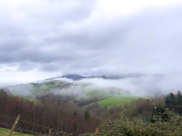 バスク国スペインの低い雲のある山