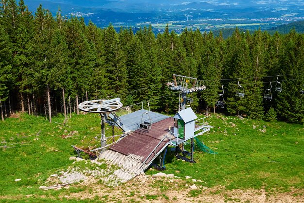 Foto montagne con funivie aperte sollevano karpacz polonia