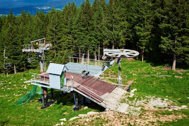 オープンケーブルカーのある山々は、カルパチポーランドを持ち上げます