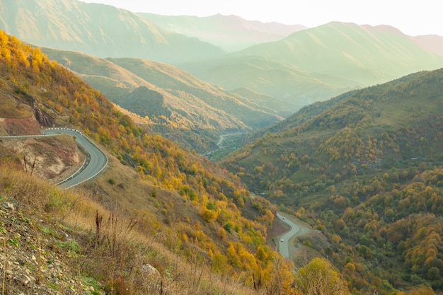 日没時の道路のある山々