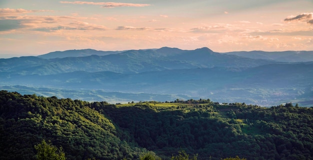 空を背景にした山々