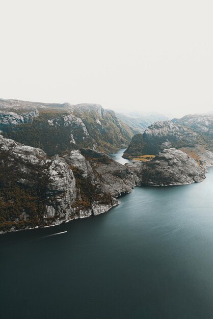 Photo mountains with water