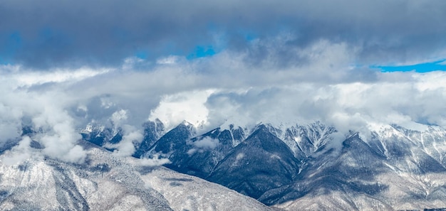 白い雪と青い空が映える山々