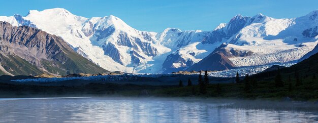 アラスカ州ランゲルセントイライアス国立公園の山々