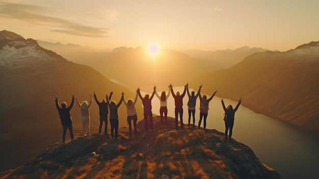 На вершине горы на фоне заходящего солнца большая группа людей развлекается, занимая победную позицию с поднятыми руками Приключенческая экскурсия или идея, связанная с путешествием СОЗДАТЬ ИИ