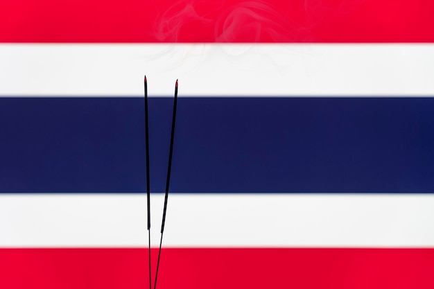 タイの旗の背景にろうそくを燃やす国での喪 大変動または戦争の概念の犠牲者 記念日 記念日