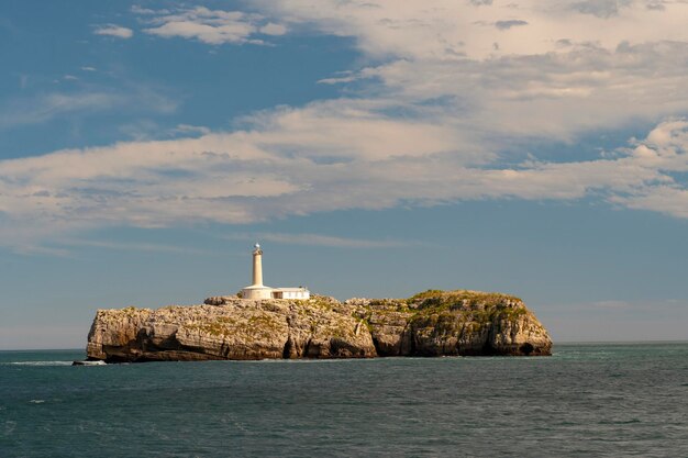 Isola di mouro nella baia di santander