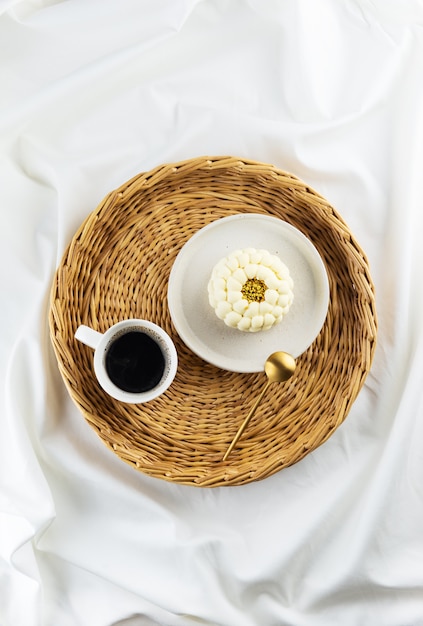 Мусс-десерт с чашкой кофе на подносе для завтрака в постели