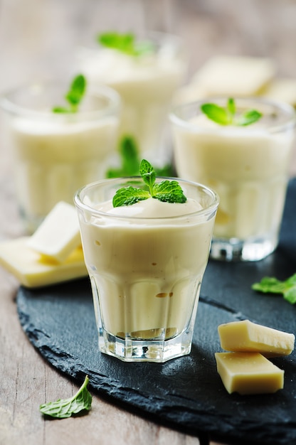 Mousse met witte chocolade en munt