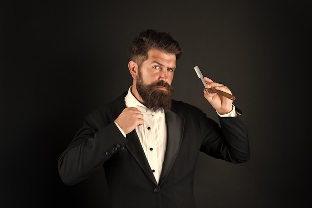 Сезон усов Бизнесмен носит длинную бороду и усы Бородатый мужчина с стильными волосами усов Обривание усов лезвием Мужчина мастер парикмахерский парикмахеры