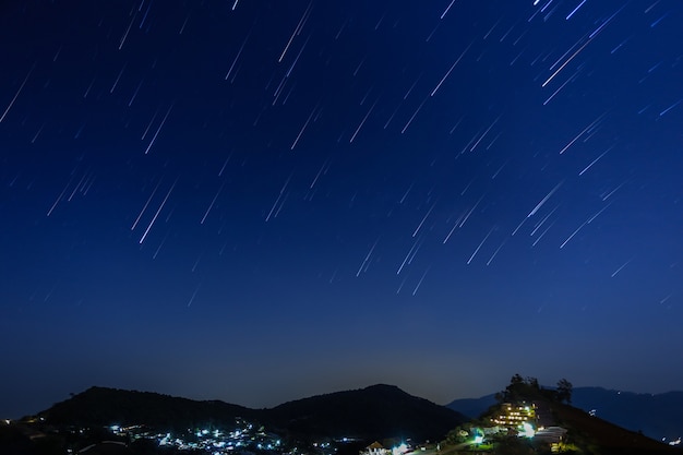 星空の背景にmoutain。