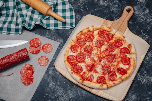 食欲をそそるナポリのピザと黒板にさまざまな食材