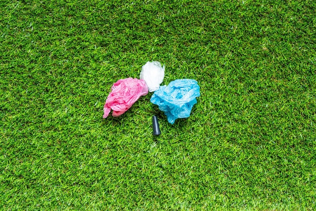 Shisha om the Green Grass backround에 대한 마우스피스 플라스틱 폐기물 개념 플라스틱 쓰레기 쓰레기는 자연을 절약합니다 물담배 담배 부분