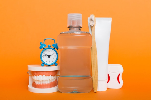 Foto collutorio e altri prodotti per l'igiene orale su tavolo colorato con spazio per la copia piatto igiene dentale kit per la cura orale concetto di dentista