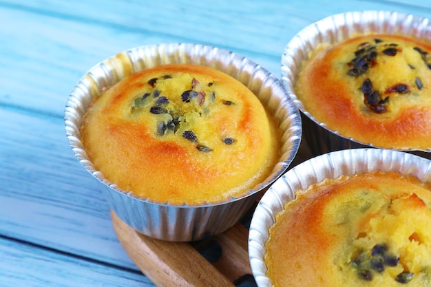 Deliziosi muffin al frutto della passione appena sfornati in stampi