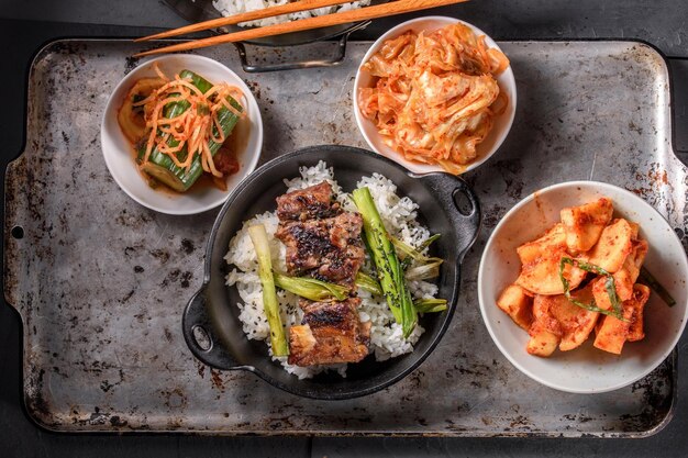 Аппетитный Kalbi Delight Top Крупный план вкусного жареного Kalbi на белом рисе на пару в 4k