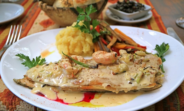 Trota in padella appetitosa con salsa cremosa di gamberi