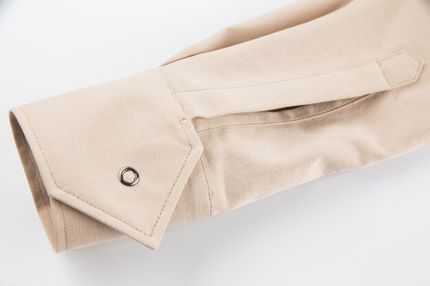 mouwdetail beige katoenen stof manchet knoopsluiting