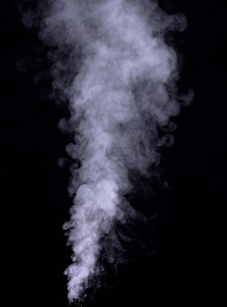 Foto movimento di fumo bianco isolato sul nero