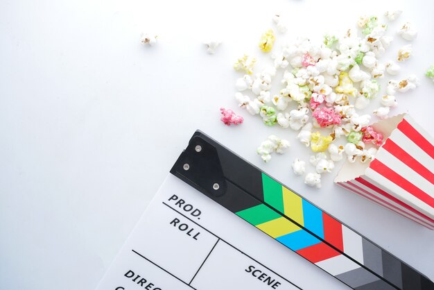Foto scheda di valvola di film e popcorn su bianco