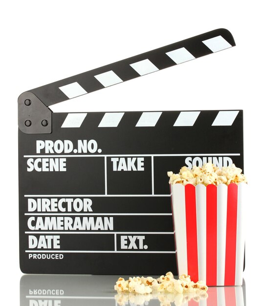 Foto film clapperboard e popcorn isolati su bianco