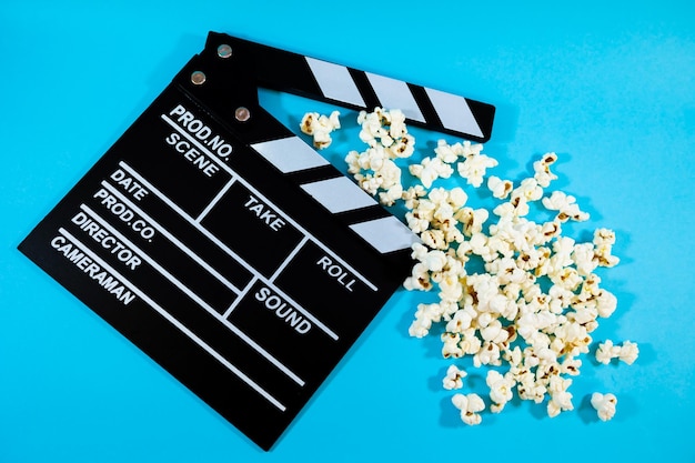 青い背景にポップコーンを描いた映画のクラッパーボード