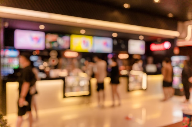 Использование изображения размытия интерьера входа в кинотеатр для фона концепции бизнеса и кино