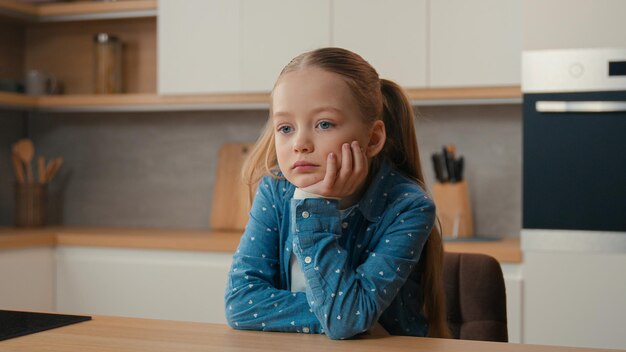 カメラを動かす 悲しみ 心配した 傷ついた 小さな 白人 悲しい 動した 退屈した 子供 女子 学校の女の子