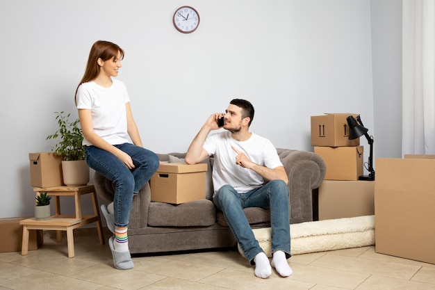 Photo moving concept couple man and woman with boxes in apartment