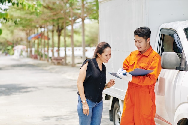 Moving service worker taking notes