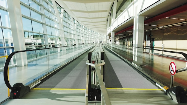 写真 空港の移動歩道