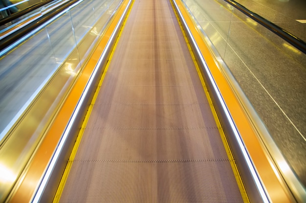 Moving walkway