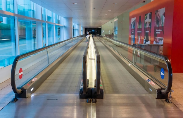 Moving walkway