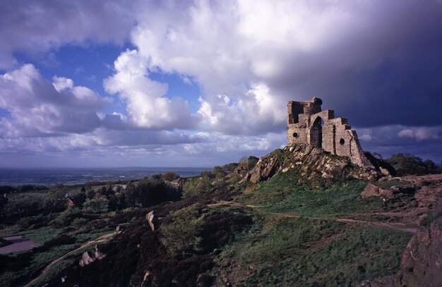 Photo mow cop castle on mountain against cloudy sky