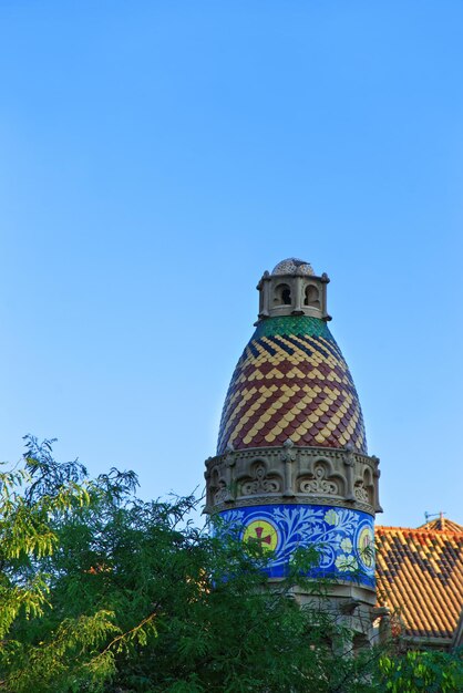 Mozaïekfragment van Hospital de Sant Pau in Barcelona in Spanje. In het Engels heet het Hospital of the Holy Cross en Saint Paul. Vroeger was het een ziekenhuis. Nu is het een museum